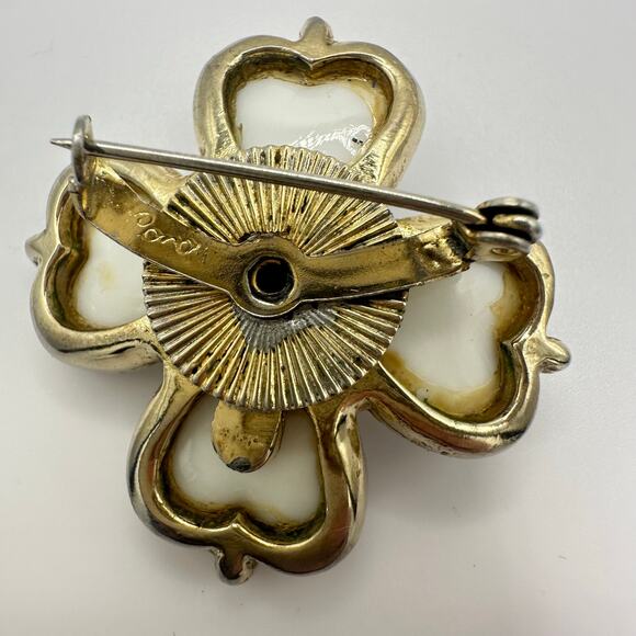 Coro vintage gold tone true gripoix poured white milk glass 4 leaf clover brooch - Picture 5 of 9